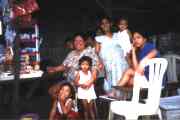 Ms. Julie Pabayos mit Familie [ph00219.jpg] Click = 21 kByte big