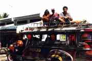 Adriana, Dieter, Walter auf dem Jeepney Dach [ph0d435.jpg] Click = 24 kByte bug